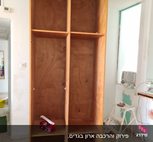 ארון עץ עם מדפים ריקים בחדר עבודה